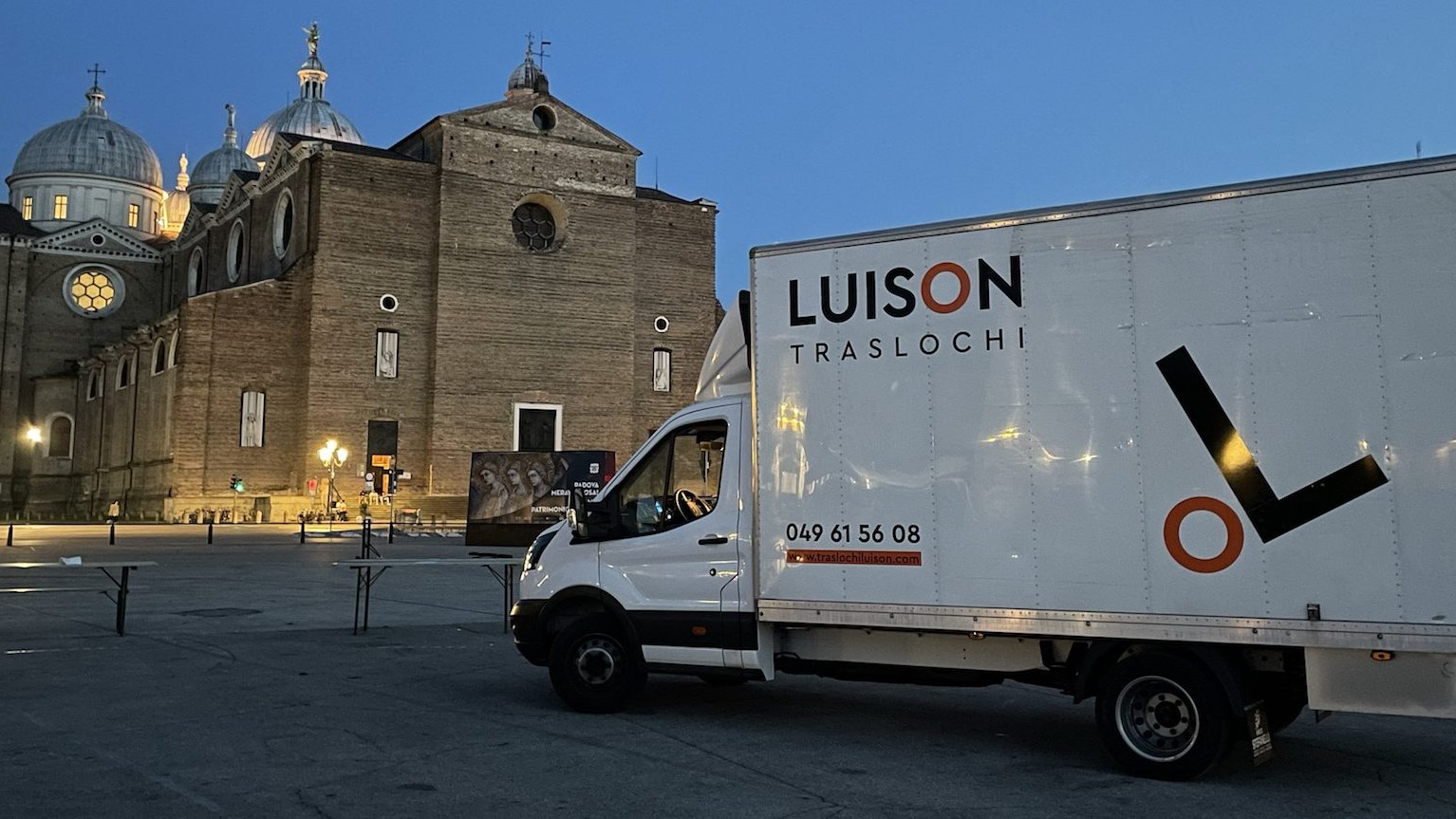 Camion Traslochi Luison davanti alla Basilica di Sant'Antonio a Padova