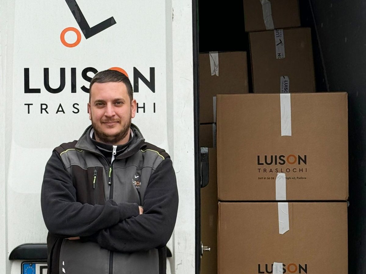 Operatore di Traslochi Luison davanti al mezzo, con gli scatoloni già caricati